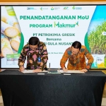Direktur Utama Petrokimia Gresik, Dwi Satriyo Annurogo (dua dari kiri) saat teken MoU. Foto: Ist