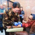 Pj Gubernur Jatim, Adhy Karyono (kanan) saat melakukan pemeriksaan kesehatan oleh Menteri Kesehatan, dr Terawan Agus