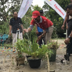 ExxonMobil Cepu Limited (EMCL) menyerahterimakan bantuan fasilitas air bersih kepada masyarakat Desa Gayam, Kecamatan Gayam, Kabupaten Bojonegoro, Jawa Timur, Selasa (13/3).
