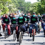 Hampir setiap Minggu Gubernur Jawa Timur Khofifah Indar Parawansa gowes di berbagai daeah untuk memutus mata rantai Covid-19 sekaligus memulihkan ekononomi dengan menggelontor bantuan. Hari ini, Minggu (25/10/2020) Gubernur Khofifah gowes di kota santri Situbondo. foto: ist/ bangsaonline.com 