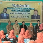 Kacabdin Pendidikan Jatim, Hastini Ratna Dewi, saat foto bersama Wartono, Kepala Satuan Pendidikan SMAN 2 Batu yang baru usai pisah sambut.