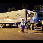 Kecelakaan maut antara truk boks dengan truk trailer, disusul truk lain menabrak bagian belakang truk boks.  