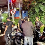 Petugas Polsek Gubeng saat mendata sejumlah pemuda yang terciduk melakukan aksi balap liar.