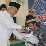 KH Abdul Hakim Mahfudh, Wakil Pengasuh Pesantren Tebuireng saat memberikan bingkisan kepada sejumlah anak yatim dan dhuafa di Masjid Ulul Albab, Sabtu (25/6).
foto: ROMZA/ BANGSAONLINE 