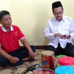 Moh. Qosim ditemui Abah Khozin ketika bertandang ke Posko RGS Indonesia, di Perum Pongangan Indah, Manyar, belum lama ini. foto: SYUHUD/ BANGSAONLINE