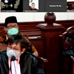 Usman (paling kanan), Divisi Penanganan Pelanggaran Bawaslu Kota Surabaya saat menghadiri Sidang Pendahuluan PHP Pilwali Surabaya di MK. (foto: ist)