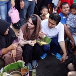 Emil dan Arumi Bachsin bercengkrama dengan pedagang Semanggi Surabaya di area cfd, Jl. Darmo. foto : didi rosadi/BANGSAONLINE