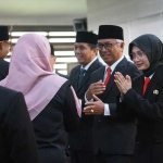 Wali Kota Kediri bersama wakilnya saat memberi selamat kepada pejabat yang baru dilantik. Foto: Ist
