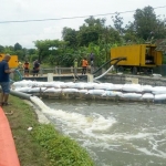 Minarak juga membuat kisdam atau bendungan sementara, agar air dari Desa Kedungpeluk tidak masuk ke wilayah Desa Kedungbanteng.