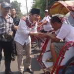 Moh. Nur Arifin (berpeci) didampingi Sunyoto (kiri baju kotak kotak). foto: herman subagyo/BANGSAONLINE