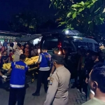 Evakuasi korban gantung diri di Sidoarjo.
