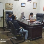 Masing-masing Tim Pemenangan Paslon Erji dan Maju saat dimintai keterangan terkait dugaan pelanggaran protokol kesehatan di Mapolrestabes Surabaya.