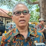 Kepala DLH Bangkalan Hadari menjelaskan penyebab menumpuknya sampah di Kota Bangkalan.