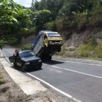 Kondisi truk yang kabinnya terangkat sebelum dievakuasi.