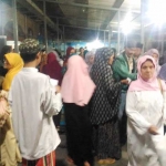 Situasi usai santunan dan sholat maghrib berjamaah di Masjid Al Arif Lanal TNI AL Malang, Rabu (06/06). Ratusan orang antre pengambilan perlengkapan alat sholat di panitia. foto: IWAN/ BANGSAONLINE