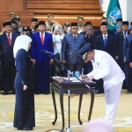 Gubernur KHofifah saat melantik Ugas Irwanto sebagai Pj Bupati Probolinggo di Gedung Negara Grahadi, Surabaya.