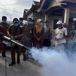 Bupati Mojokerto, Gus Barra saat menjajal alat Fogging