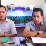 Kasatreskrim Polres Jombang AKP Sukaca (kanan) saat memberikan keterangan ke awak media. Foto: AAN AMRULLOH/ BANGSAONLINE