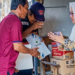 Wabup Gresik, Aminatun Habibah (kanan) memberikan bantuan kepada korban. Foto: SYUHUD/BANGSAONLINE.com