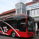 Suroboyo Bus saat diparkir di Balai Kota Surabaya. foto: ist