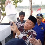 Bupati Fadeli bersama Kabag TU BBPBAP Jepara Hasan Rosyadi didampingi Sekda Lamongan Yuhronur Efendi saat tebar benih.