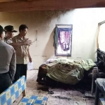 Polisi melakukan olah TKP terhadap rumah korban.