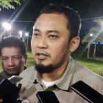 Ketua KPU Kabupaten Kediri Nanang Qosim saat memberi keterangan kepada wartawan. Foto: MUJI HARJITA/ BANGSAONLINE