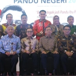 Wabup Gresik, Moh. Qosim bersama para penerima penhargaan APN 2019. foto: ist.
