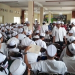 Sekitar 1.200 kiai langgar, santri, dan tokoh masyarakat mengikuti dia bersama untuk kemenangan Jokowi-Amin.