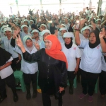 Calon Gubernur Jawa Timur nomor urut 2, Khofifah Indar Parawansa, saat menyapa para pekerja pabrik ikan di Banyuwangi.