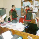 Penyidik Kejaksaan Negeri Magetan saat melakukan penggeledahan di kantor Bappeda. 