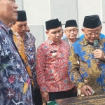  Mendikdasmen Abdul Muqti didampingi Bupati Mojokerto saat peresmian Gedung DKV SMK Mutia Ngoro