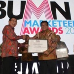Direktur Pemasaran PG Meinu Sadariyo Asmawi Syam menerima penghargaan dari Staf Khusus Kementerian BUMN. foto: ist