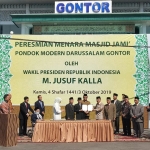 Wapres Jusuf Kalla saat meresmikan menara baru Masjid Jami’ Gontor dan Gedung Pusat Studi Ekonomi Islam Unida Gontor.