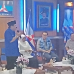 Pakde Karwo saat menerima kunjungan Khofifah ke DPD Partai Demokrat, beberapa waktu lalu. Foto : DIDI R/BANGSAONLINE 