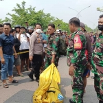 Korban saat dievakuasi kepolisian usai ditemukan meninggal di bawah jembatan Buduran Sidoarjo.