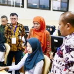 Menteri Sosial RI Khofifah Indar Parawansa sedang memantau pelaksanaa tes CPNS formasi Kemesos. foto: DIDI ROSADI/ BANGSAONLINE