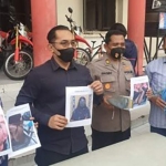 Kasatreskrim Polrestabes Surabaya, AKBP Oki Ahadian saat menyampaikan rilis tentang pembantu bernama Elok Anggraini yang dipaksa makan kotoran kucing oleh majikannya berinisial FF (53) di Surabaya, Rabu (19/5/2021). foto: ist