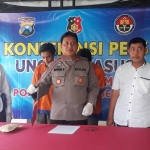 Kapolsek Balongbendo melakukan rilis pers di halaman mapolsek berikut dua pemuda yang aniaya teman sendiri. 