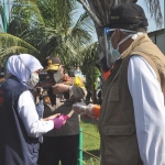 Gubernur Jatim, Khofifah Indar Parawansa didampingi Bupati Sambari bersama Forkopimda saat memantau pasar di PPS, Manyar. (foto: SYUHUD/ BANGSAONLINE)