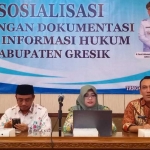 Dari kiri Ketua Bappemperda DPRD Gresik Khoirul Huda, Intan Isna Hidayatillah dan Kabag Hukum Mohammad Rum Pramudya dalam sasialisasi JDIH. Foto: SYUHUD/BANGSAONLINE