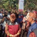 Bupati Malang Sanusi memberikan keterangan kepada wartawan usai launching logo.