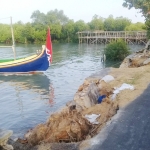 Kondisi tangkis laut di bibir pantai selatan Dusun Sorok, Desa Pegagan, Kecamatan Pademawu, Pamekasan yang rusak parah.