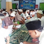 Warga binaan Lembaga Pemasyarakatan Kelas II A Pamekasan mengaji satu orang satu juz.