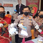 Kabid Humas Polda Jatim Kombes Gatot Repli Handoko (tengah) didampingi Wadirkrimum AKBP Nasrun Pasaribu dan Kasubdit III Jatanras AKBP Lintar Mahardhono menunjukkan barang bukti.