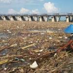 Sampah yang menumpuk di bawah Jembatan Bendung Gerak. Selain menimbulkan bau tak sedap, sampah juga mengganggu pemandangan. foto: eky nurhadi/ BANGSAONLINE