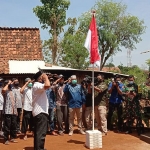 Suasana saat upacara bendera di lokasi TMMD. (foto: TRIWIYOGA/ BANGSAONLINE)