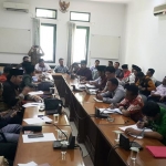 Komisi I DPRD Pasuruan menemui warga Desa Lekok dan Nguling di ruang gabungan.