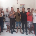 Mahasiswa asal Papua di Sidoarjo foto bersama Kasat Binmas Kompol Sarwo Waskito, Kasat Intelkam Kompol Edi Hartono dan Kapolsek Sedati AKP I Gusti Made Merta.