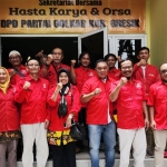 Ketua Depicab SOKSI Gresik, Ahmad Nurhamim (tiga dari kiri), bersama pengurus usai menggelar rapat pleno. Foto: Ist.